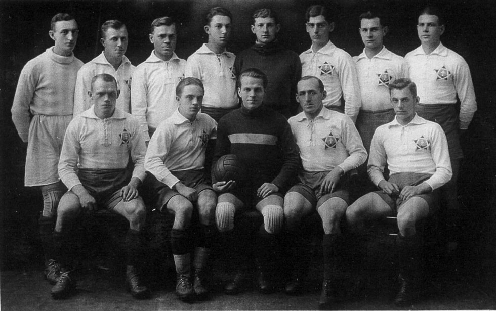 Futbalisti 1. ČsŠK Bratislava v roku 1927, keď sa stali prvýkrát amatérskymi majstrami Československa.