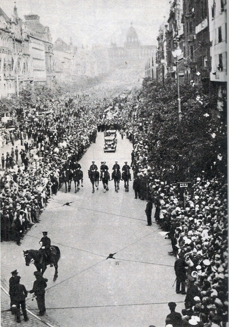 Československých futbalových reprezentantov, ktorí na MS 1934 získali striebro, vítali po návrate do Prahy na Václavskom námestí desaťtisíce ľudí.