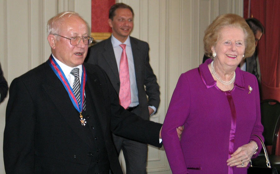 Oleg Gordijevskij s bývalou britskou premiérkou Margaret Thatcherovou v roku 2007, keď mu kráľovná Alžbeta II. udelila rytiersky titul.
