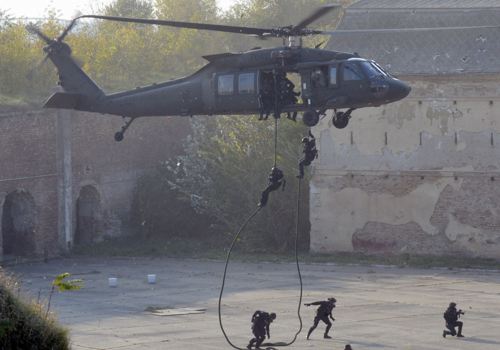 Počas akcie sa predviedli dve stovky pr&iacute;slu&scaron;n&iacute;kov policajn&yacute;ch zložiek.