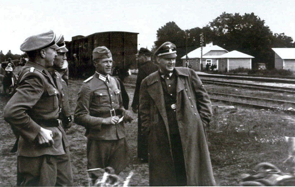 Dôstojník SS Odilo Globocnik (vpravo), ktorý organizoval výstavbu vyhladzovacích táborov a od mája 1942 riadil Operáciu Reinhard.