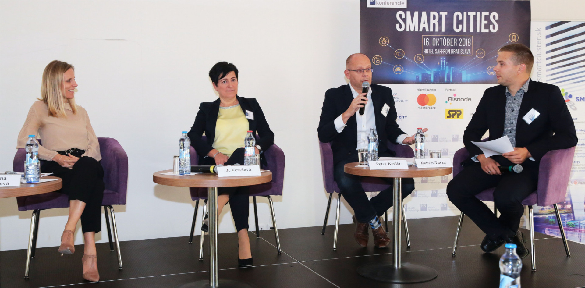 Na konferencii diskutovali aj (zľava) Katarína Kakalíková z Mastercard, Jarmila Verešová zo spoločnosti Innogy, Petr Krejčí z dátovej firmy Bisnode a moderátor Róbert Turza.