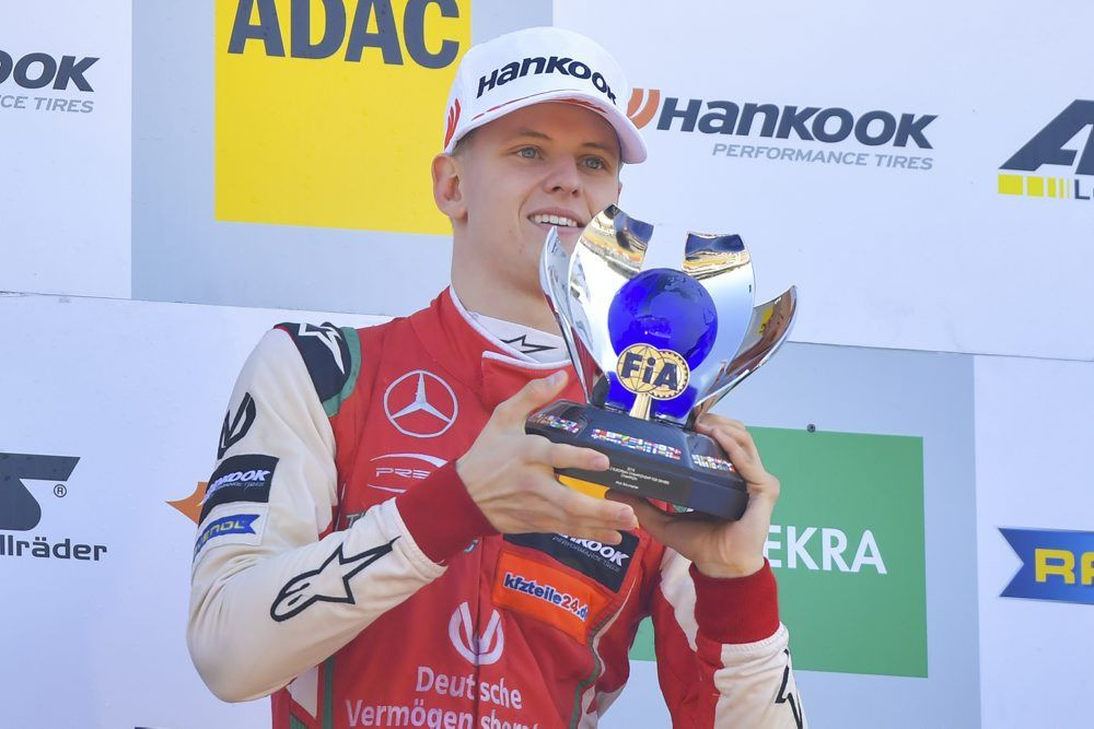 Mick Schumacher, 19-ročný syn legendy formuly 1, s trofejou za celkové víťazstvo v šampionáte európs