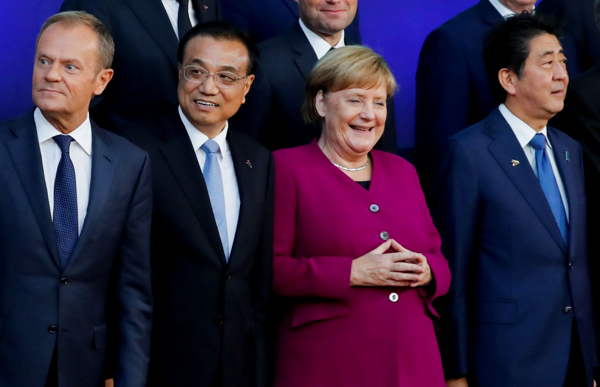 Nemecká kancelárka Angela Merkelová a (zľava) predseda Európskej rady Donald Tusk hovorili na samite v Bruseli aj s čínskym premiérom Li Kche-čchiangom i so šéfom japonskej vlády Šinzóom Abem.