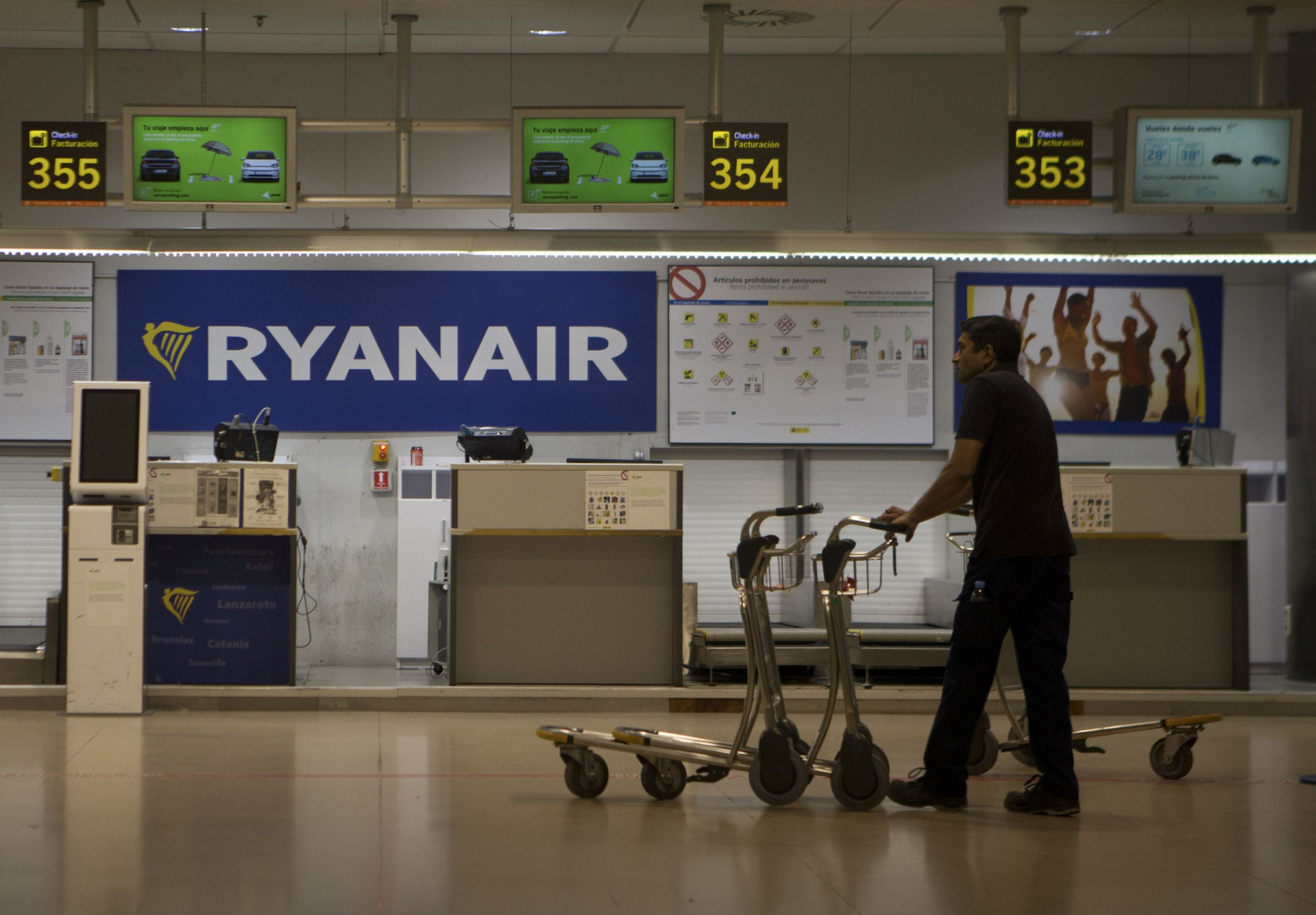 Zamestnanec tlačí vozíky počas augustového štrajku zamestnancov Ryanairu na madridskom letisku Barajas.