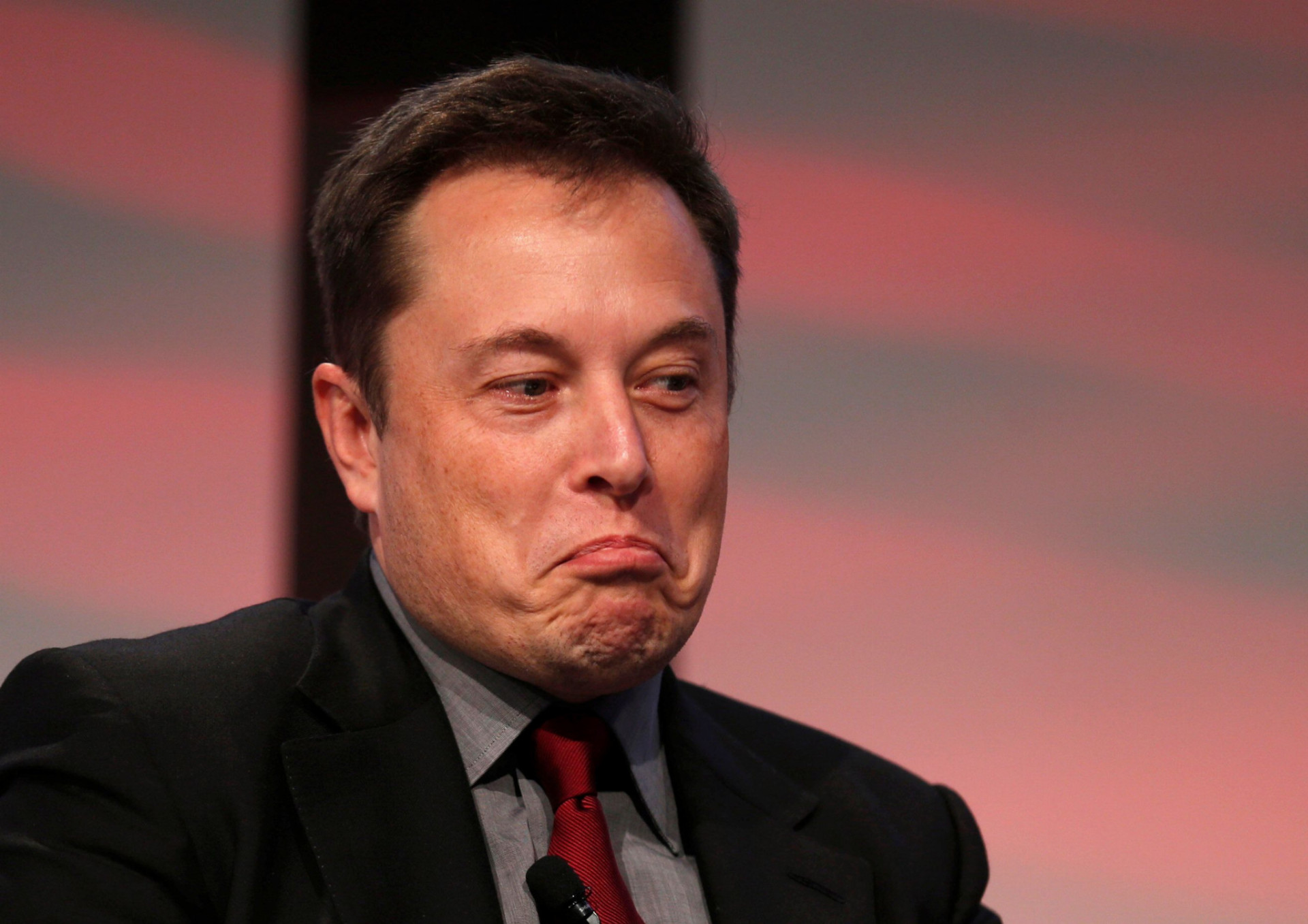 Začiatkom októbra skončil Elon Musk na pozícii predsedu správne rady Tesly. Za zavádzajúce informácie o stiahnutí spoločnosti z burzy zaplatí Musk a Tesla pokutu 40 miliónov dolárov.