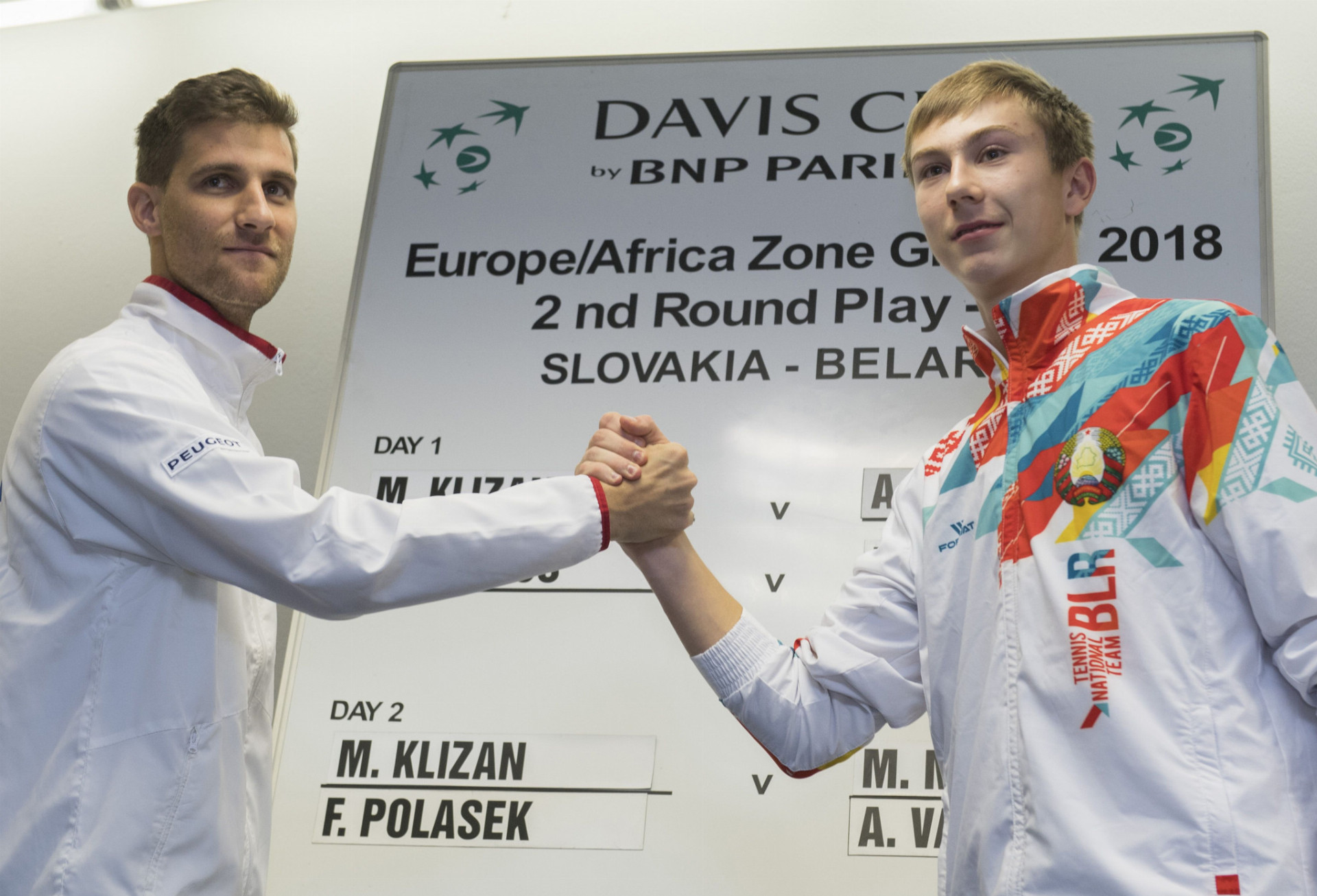 Slovenskí tenisti sa budú spoliehať na Martina Kližana (vľavo), ktorý sa v úvodnom súboji zápasu s Bieloruskom stretne s Alexandrom Zgirovským.