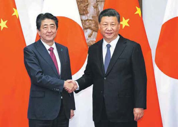 Japonský premiér Šinzó Abe (vľavo) navštívil v piatok Peking, kde sa stretol s čínskym lídrom Si Ťin-pchingom.