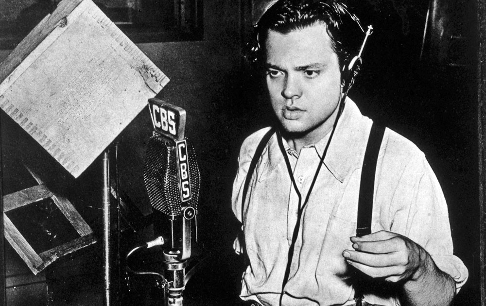 Orsonovi Wellesovi sa podarilo vydesiť ľudí fiktívnou rozhlasovou reportážou o útoku Marťanov na Zem.