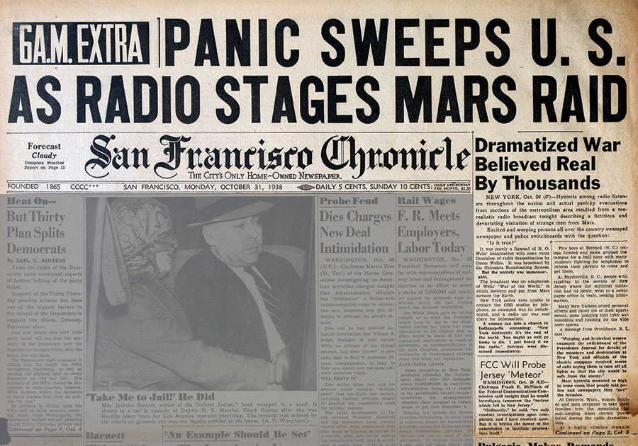 O Wellesovej rozhlasovej dramatizácii a jej údajných dôsledkoch informovali hneď na druhý deň takmer všetky americké noviny.