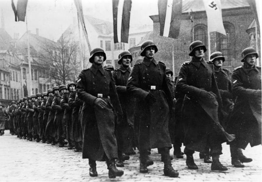 Za Hitlera bojovalo aj asi 110-tisíc Lotyšov. Na snímke sú príslušníci 15. granátnickej divízie Waffen SS.