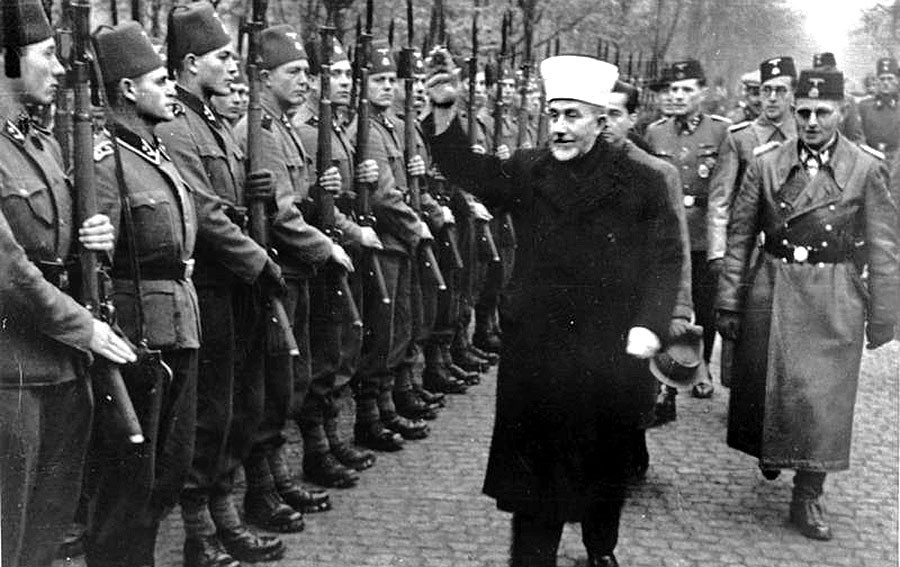 Veľký jeruzalemský muftí Amín al-Husajní u bosnianskych dobrovoľníkov Waffen-SS v novembri 1943.