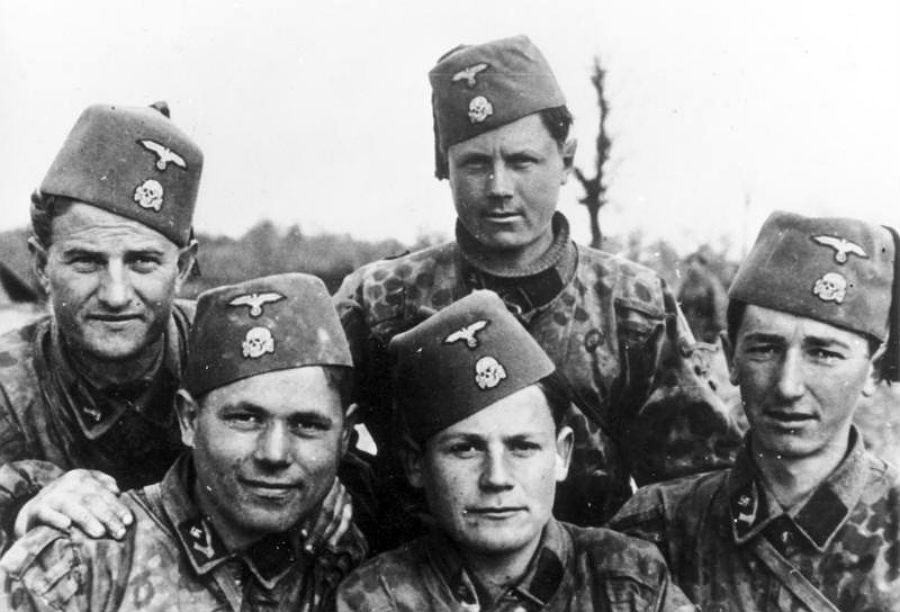 Príslušníci divize Waffen-SS Handschar v roku 1943.