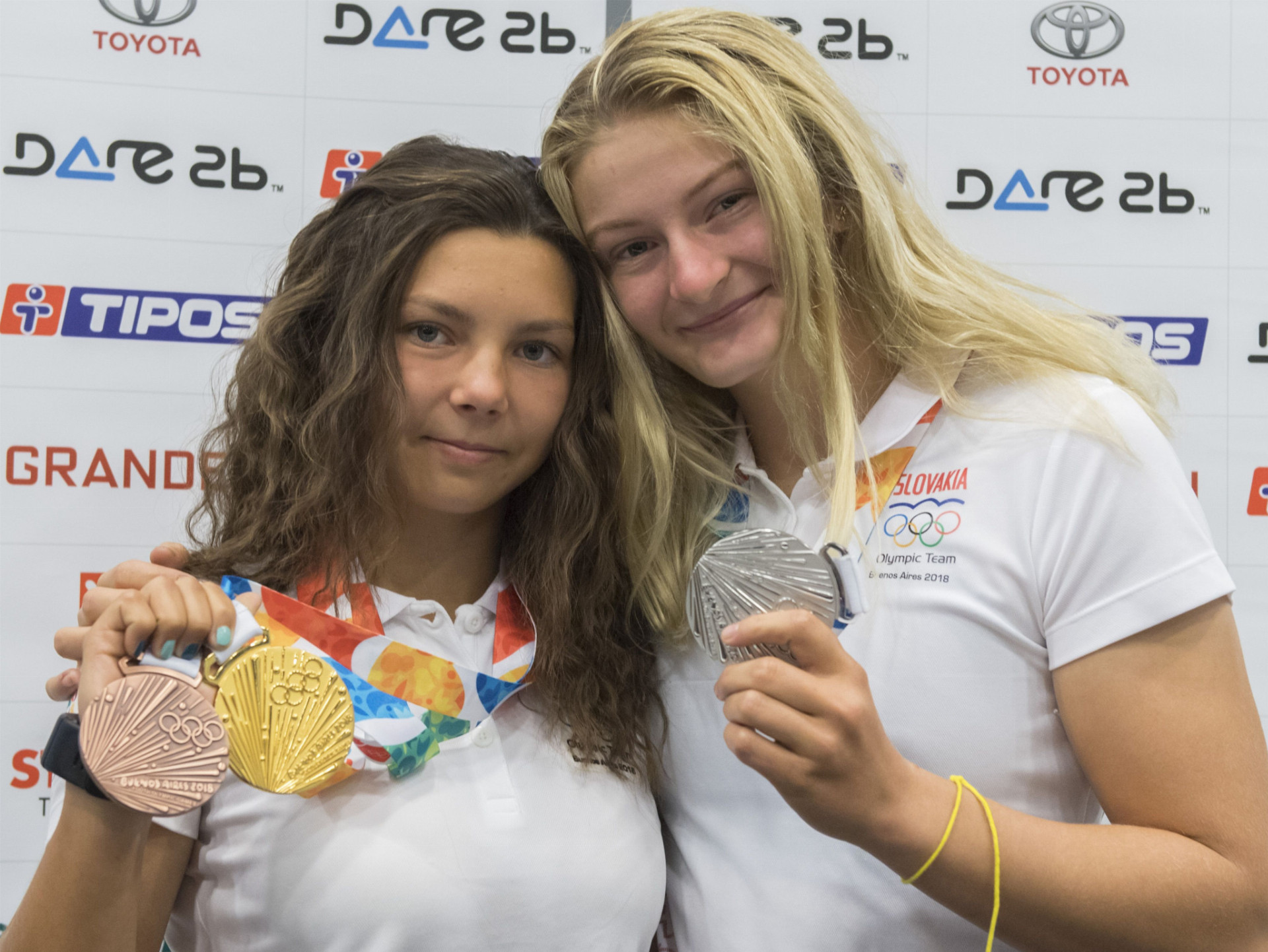 V novom JOT sú aj obe naše medailistky z októbrových OH mládeže – kanoistky Katarína
Pecsuková (vľavo) a Emanuela Luknárová.