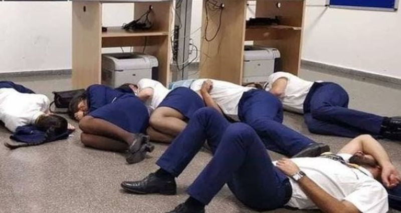 Fotografia posádky spiacej na zemi „obletela“ sociálne siete.