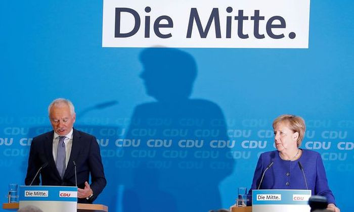 Merkelová (na snímke s Klausom Schülerom z CDU) je impozantnou postavou nemeckého politického stredu.