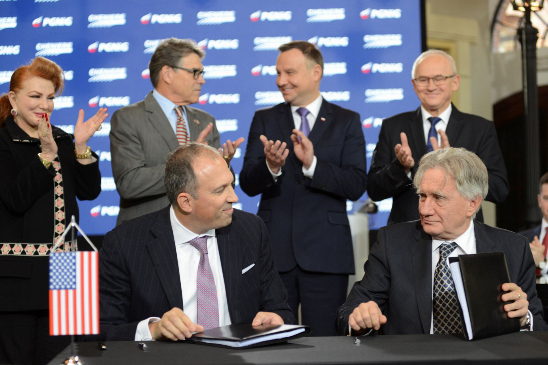 Anatol Feygin, prezident spoločnosti Cheniere, pri podpise zmluvy o dodávkach LNG so šéfom poľského PGNiG Piotrom Wozniakom.