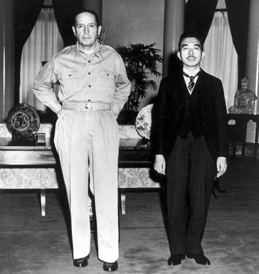 Hlavný veliteľ okupačnej správy americký generál Douglas MacArthur s japonským cisárom Hirohitom v roku 1945.