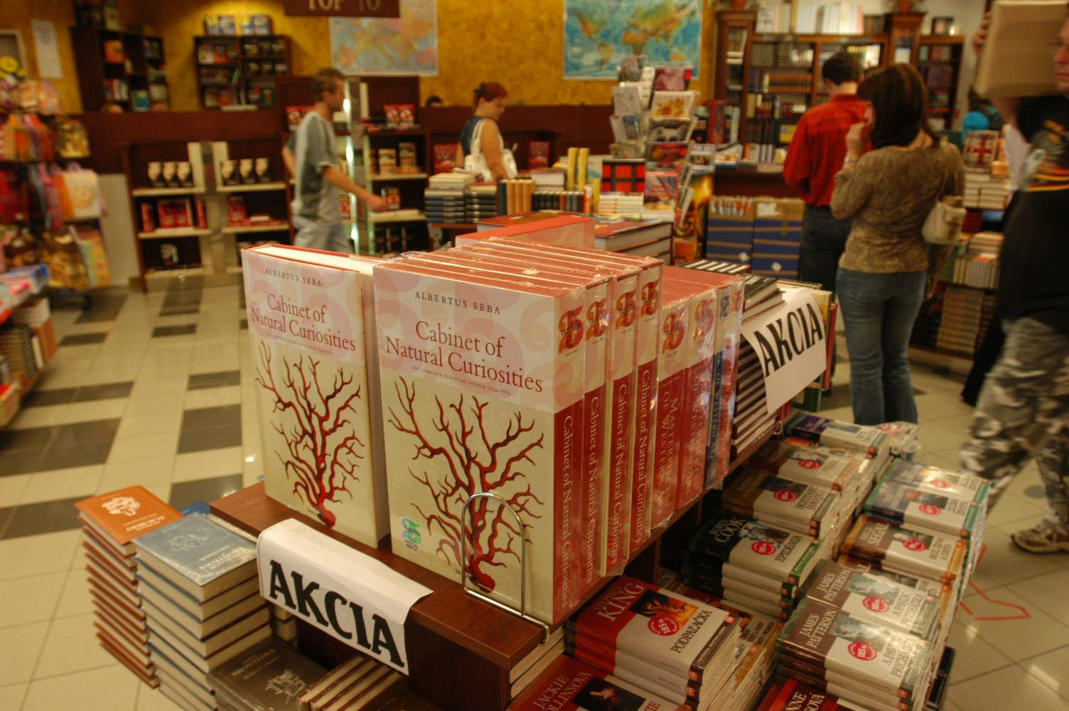 V roku 2012 sa kníhkupectvo Panta Rhei dostalo do finančných problémov. Vstupom J&T boli vyrovnané všetky záväzky voči dodávateľom, vydavateľom a knižným distribútorom.