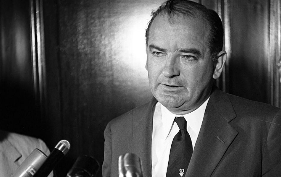 Senátor Joseph McCarthy v päťdesiatych rokoch rozpútal v USA protikomunistickú hystériu.
