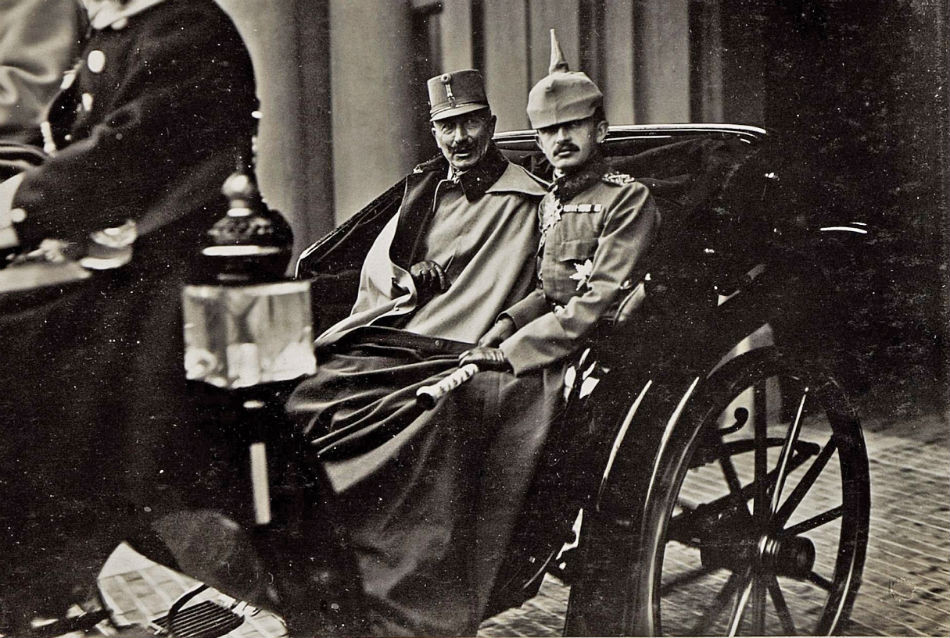 Nemecký cisár Viliam II. (vľavo) a rakúsky cisár Karol I. v roku 1917 v Laxenburgu. Karol si na počesť svojho hosťa obliekol nemeckú uniformu, Viliam má na sebe pre zmenu rakúsku.