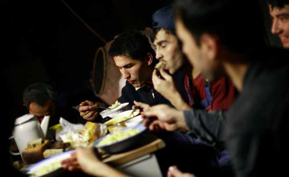 Migrujúci pracovníci z Uzbekistanu pri jedle v ich dočasných príbytkoch na stavenisku v Moskve.