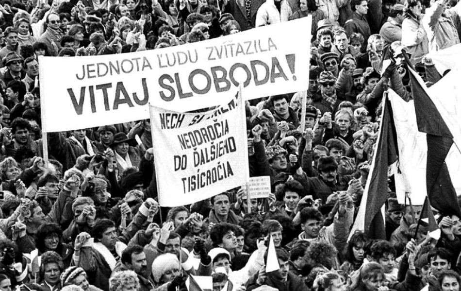 V novembrových dňoch roka 1989 vyšli ľudia do miest po celom Slovensku. Na snímke zhromaždenie v Banskej Bystrici.