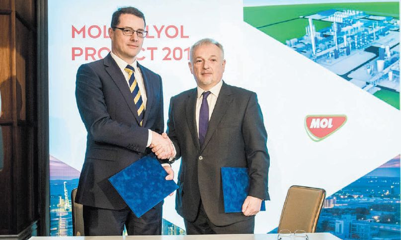 Zsolt Hernádi (vpravo), generálny riaditeľ skupiny MOL, a Marcel Fasswald, výkonný riaditeľ ThyssenKrupp Industrial Solutions AG, pri podpise zmluvy o spolupráci.