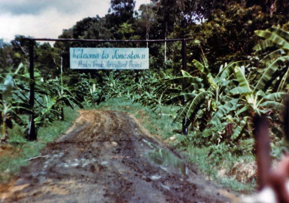 Vstup do Jonestownu, v ktorom chceli členovia sekty vybudovať socialistický raj.