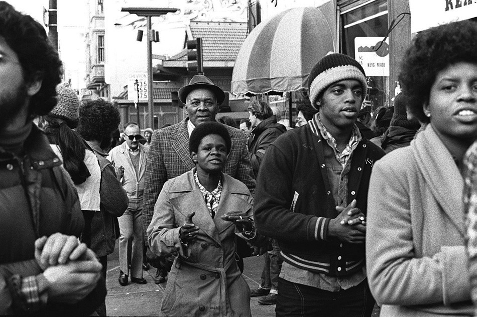 Členovia a priaznivci sekty Chrám ľudu počas pochodu v San Franciscu v januári 1977.