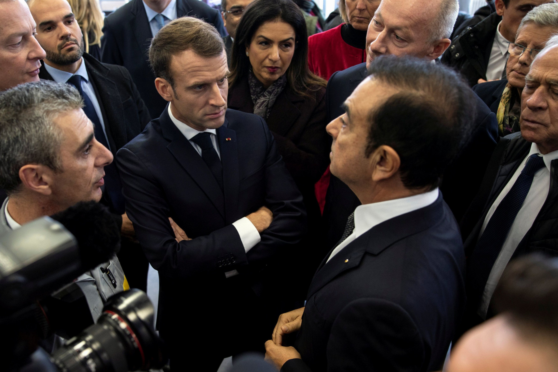 Francúzska vláda si želá, aby sa po zatknutí šéfa automobilky Renault-Nissan vedenia francúzskej časti koncernu ujala dočasná správa. Na snímke vľavo francúzsky prezident Emanuel Macron, vpravo je Carlos Ghosn.