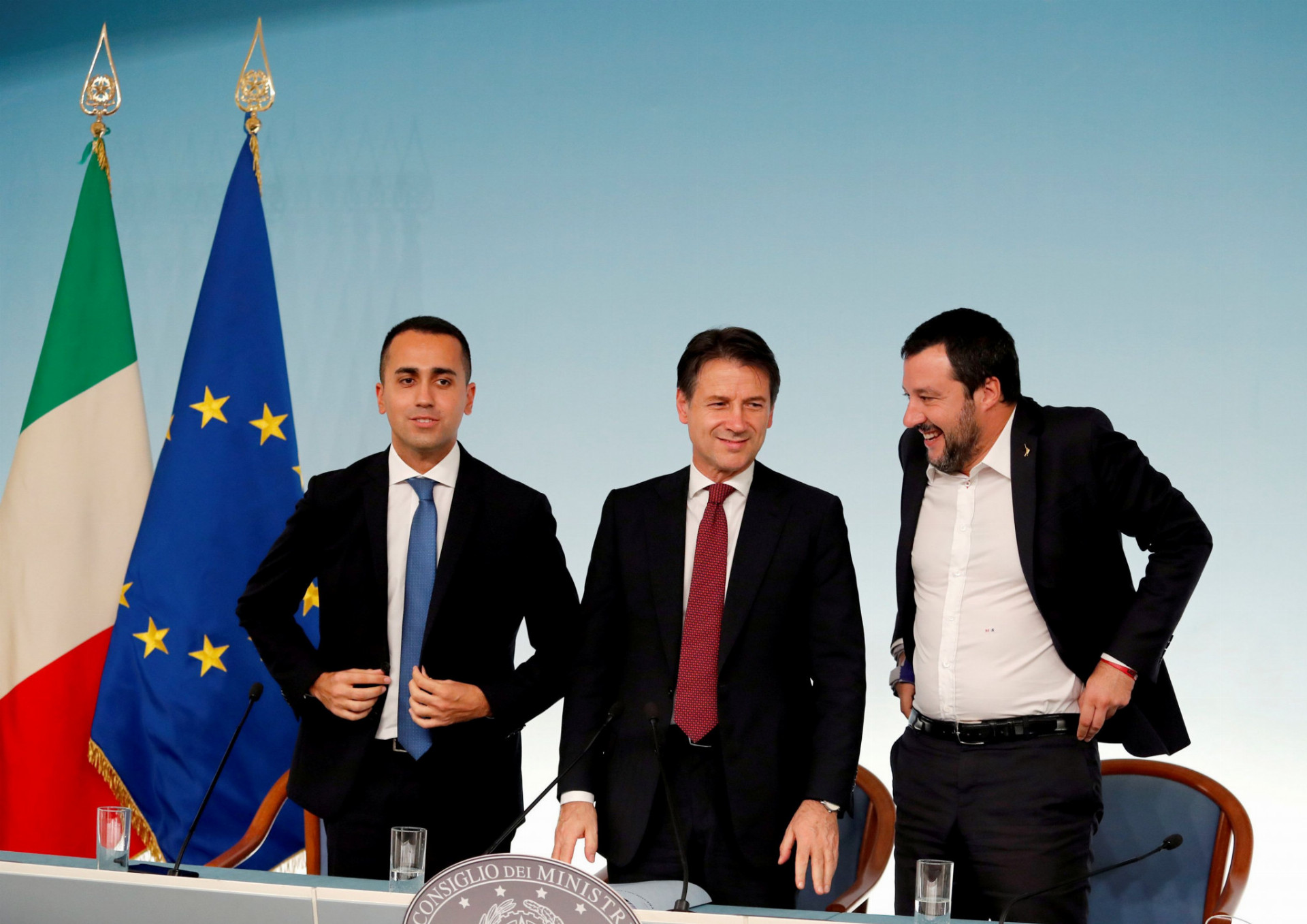 Taliansky premiér Giuseppe Conte (v strede) sa sankcií neobáva.