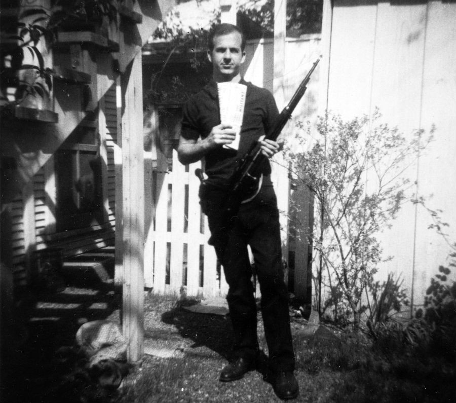 Lee Harvey Oswald, v námornej pechote vyškolený ostreľovač, ktorý žil istý čas v Sovietskom zväze. Podľa amerických vládnych agentúr zastrelil Kennedyho práve on, sám to ale popieral.