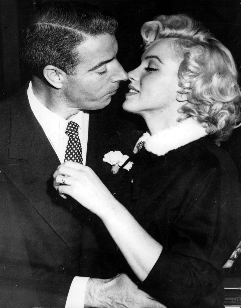 Podľa jednej z konšpiračných teórií dal JFK dal zabiť Joe Di Maggio, ktorý sa tak chcel pomstiť za smrť svojej bývalej manželky Marilyn Monroe.