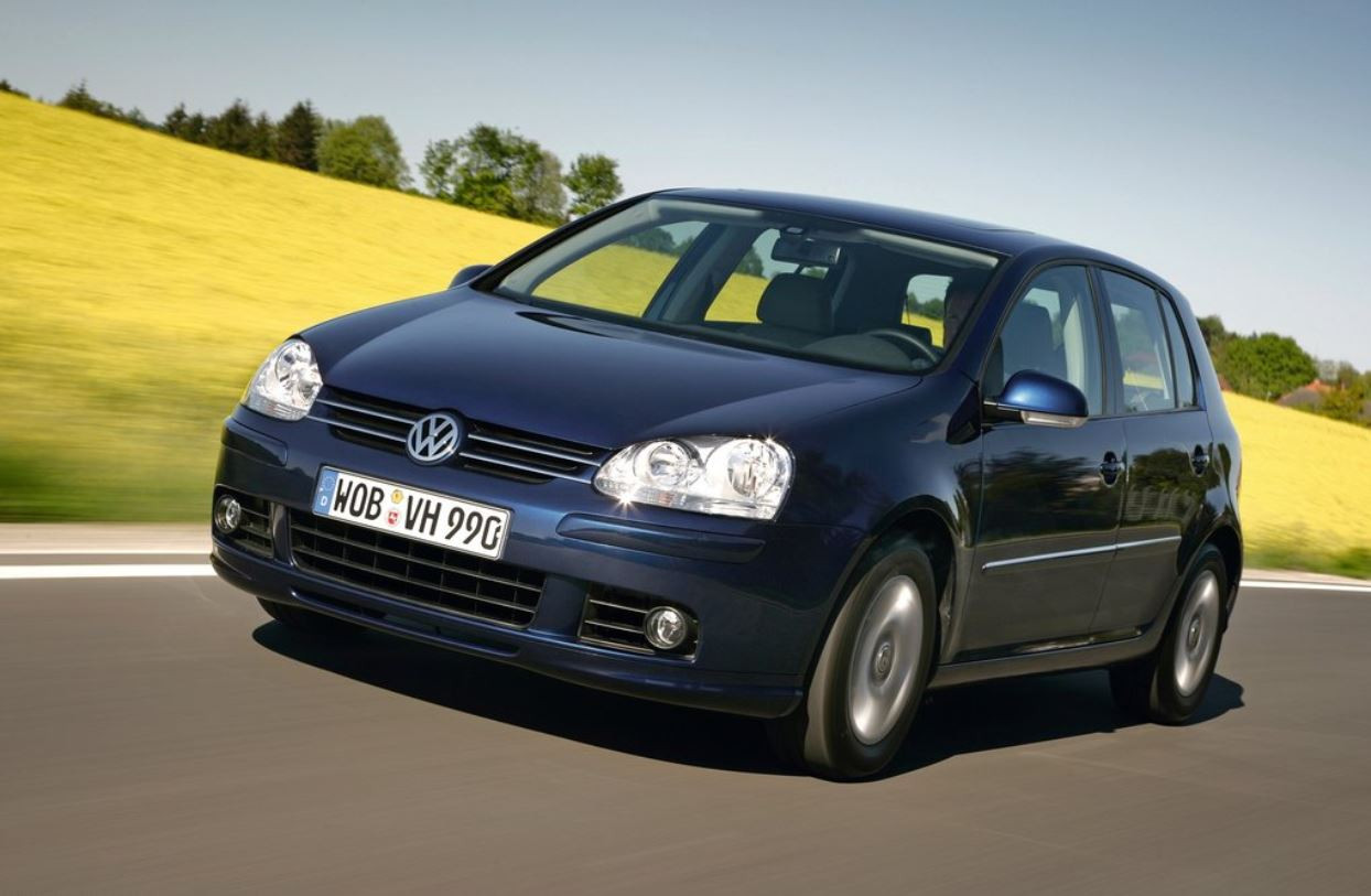 Jeden z najpredávanejších modelov? Známy Volkswagen Golf sa nevyhol ani umiestneniu v tejto „stáčacej“ tabuľke. Kúsok z roku 2003 bol upravený z pôvodných 525-tisíc kilometrov na veľmi pekných 137 774 kilometrov. Celkovo tak najazdil 1,9-litrový naftový motor s výkonom 74 kW o 387-tisíc kilometrov menej.
