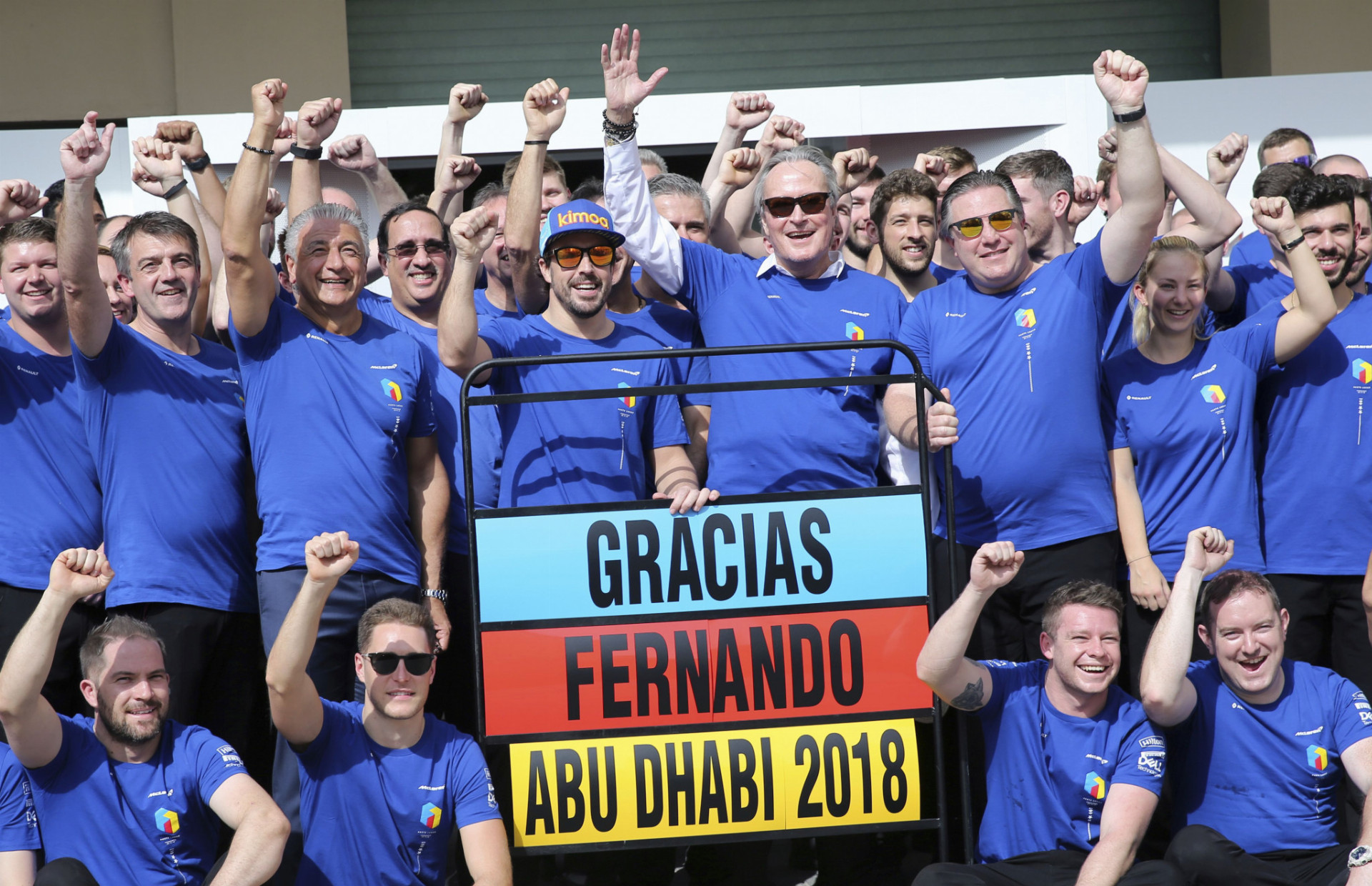 Fernando Alonso (v šiltovke) pózuje aj so svojím tímom po poslednej Veľkej cene.