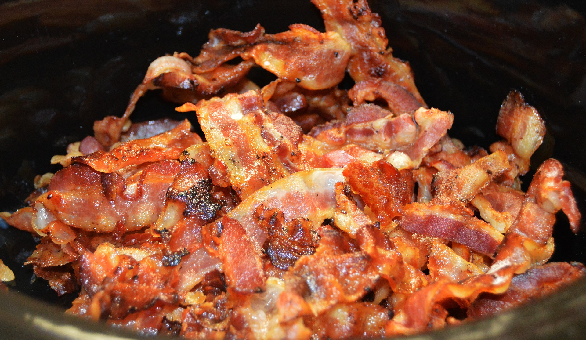Jesť príliš veľa slaniny môže byť riskantné. To platí aj pre iné spracované mäso, ako sú hot dogy, klobása či šunka. Po preskúmaní viac ako 800 vedeckých štúdií klasifikovala Svetová zdravotnícka organizácia mäso, ktoré bolo solené, udené alebo fermentované ako karcinogén. Zjedenie 50 gramov alebo ekvivalent štyroch prúžkov slaniny alebo jedného hot doga zvyšuje riziko vzniku kolorektálneho karcinómu každý deň o 18 percent. Iná štúdia od Amerického inštitútu pre výskum rakoviny a Svetového fondu pre výskum rakoviny našla podobne zvýšené riziko rakoviny dolnej časti žalúdka. Ak si chcete vychutnať občasný spracovaný mäsový výrobok, choďte do toho, ale uistite sa, že je to len príležitostný pôžitok.