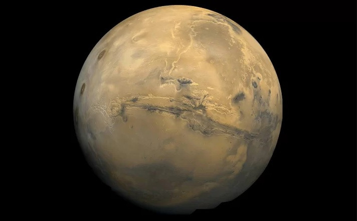 Zem a Venuša, dve ďalšie terestriálne planéty, majú aktívnu tektoniku, ktorá zničila veľa z toho, ako planéty predtým vyzerali. Na Marse to tak nie je. Podľa NASA väčšina jej povrchu vyzerá rovnako ako pred 3 miliardami rokmi.

"Pretože Mars je len jedna tretina veľkosti Zeme a Venuše, obsahuje menej energie na napájanie procesov, ktoré menia štruktúru planéty," tvrdí NASA. "To z nej robí v mnohých ohľadoch zastaralú planétu spolu s tajomstvami histórie našej slnečnej sústavy uzamknuté hlboko vo vnútri Marsu."