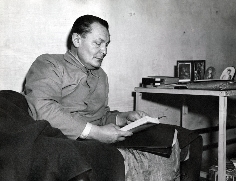 Bývalý druhý najmocnejší muž nacistickej tretej ríše Hermann Göring vo väzenskej cele v čase norimberského procesu s vojnovými zločincami.
