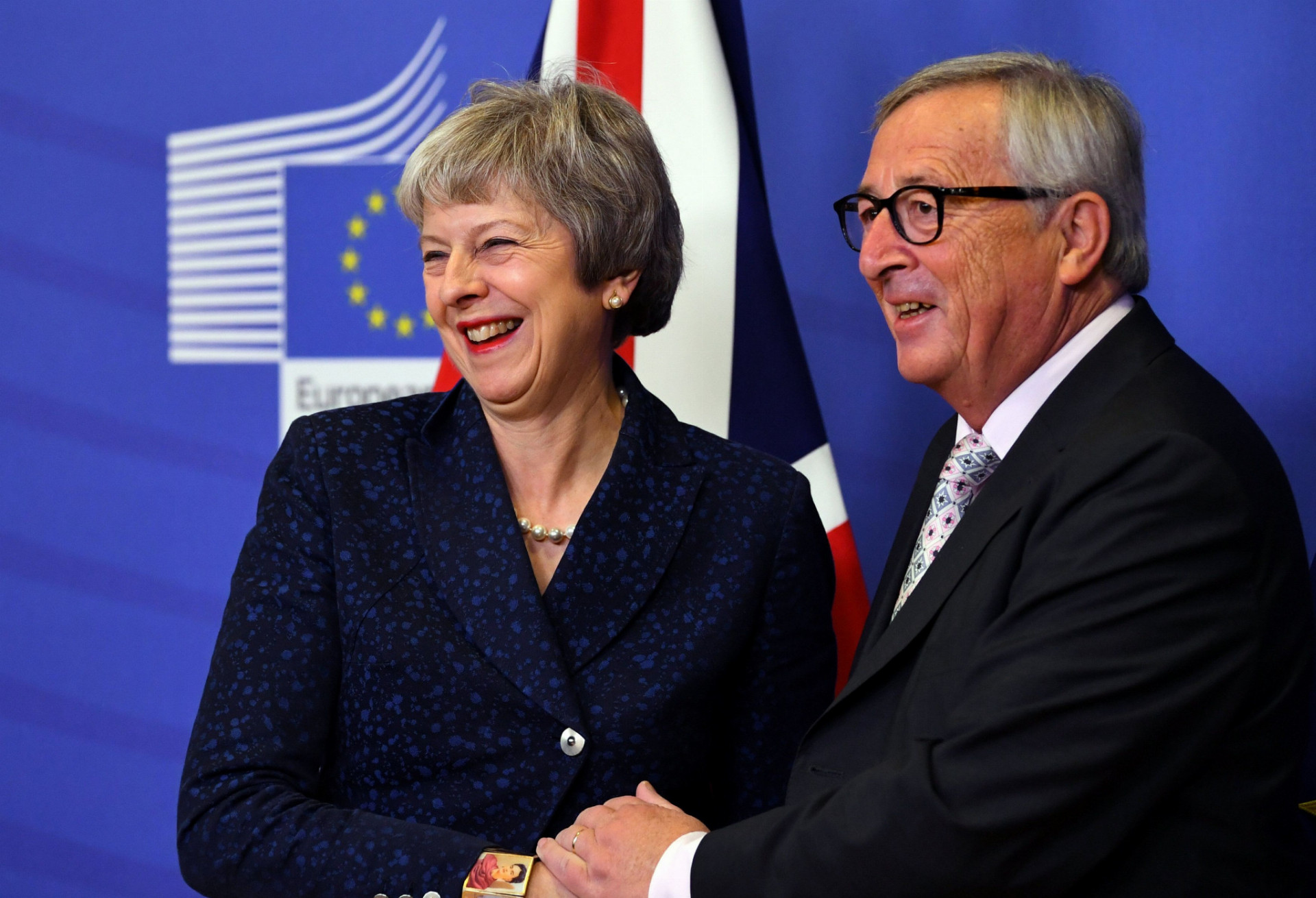 Spojené kráľovstvo môže prísť vystúpením z Európskej únie do roku 2030 o sto miliárd libier. Na snímke premiérka Theresa Mayová a predseda Európskej komisie Jean-Claude Juncker.