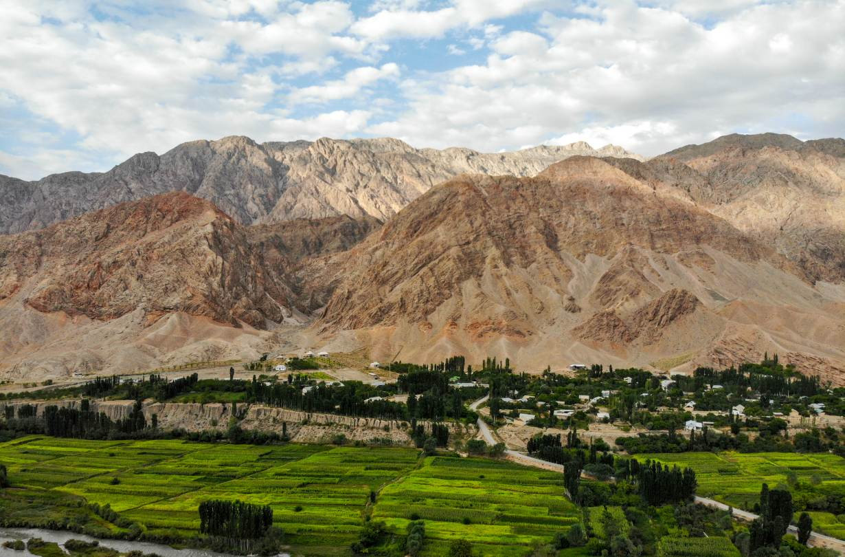 Vyprahnuté pohorie Pamir nad dedinkou Ak Sai v Kirgizsku, august 2018