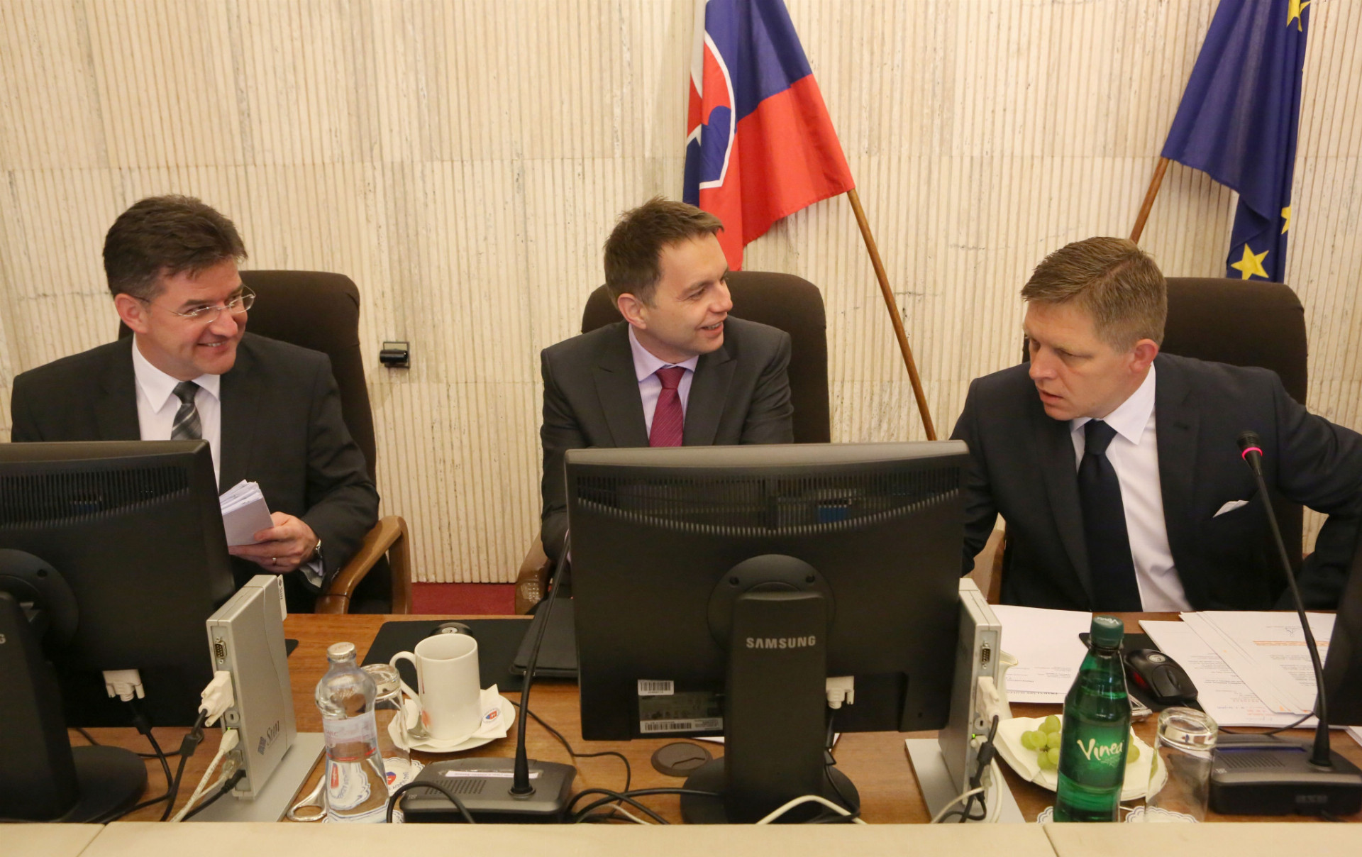 Postupne odch&aacute;dzaj&uacute;: po expremi&eacute;rovi Robertovi Ficovi odch&aacute;dza z vl&aacute;dy aj minister financi&iacute; Peter Kažim&iacute;r a to ist&eacute; hroz&iacute; aj ministrovi zahraničia Miroslavovi Lajč&aacute;kovi.