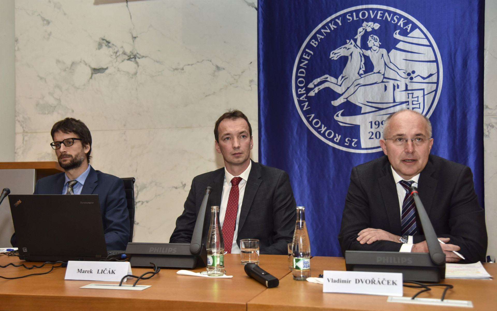 Rast úverov domácnostiam patrí medzi top riziká z hľadiska finančnej stability na Slovensku, potvrdil Vladimír Dvořáček (na snímke vpravo).