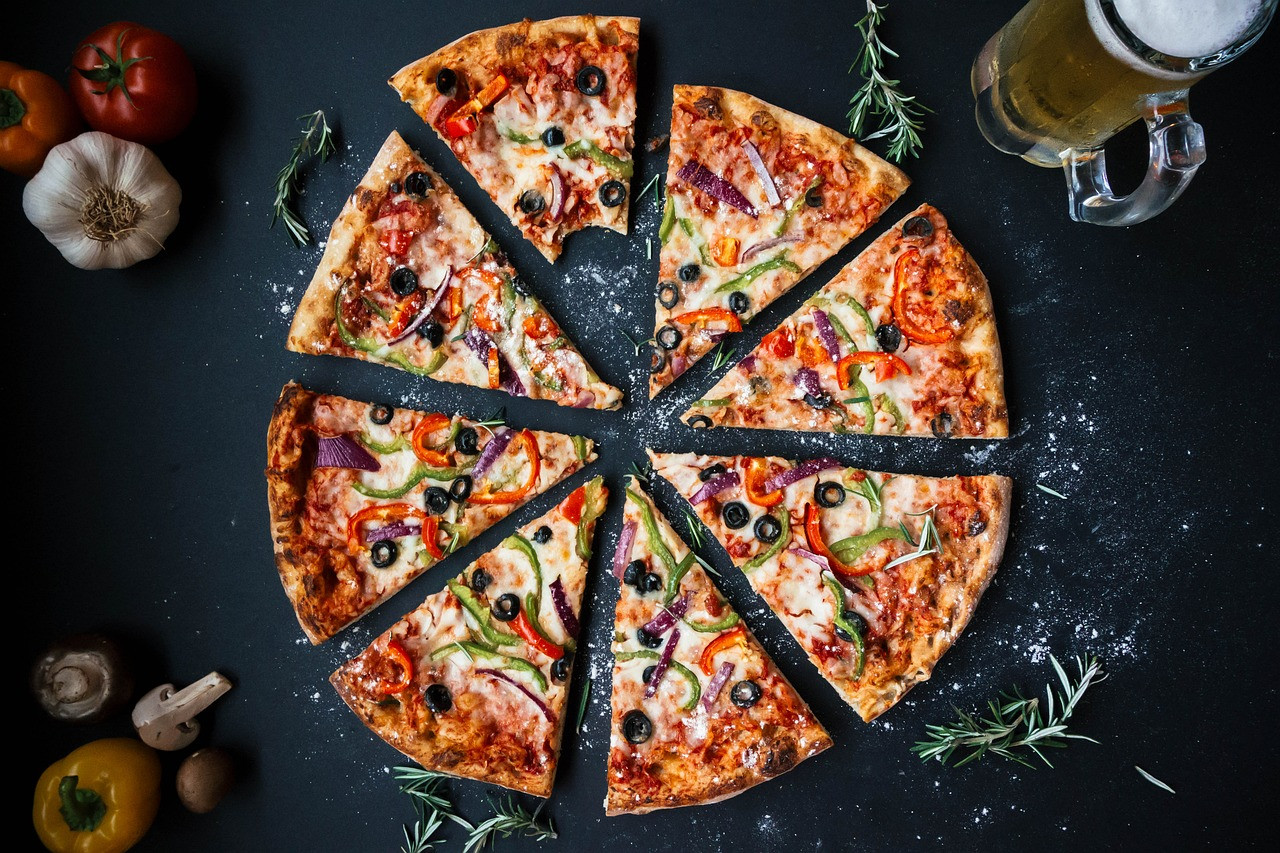 Za kolísku modernej pizze je považovaný Neapol, ale predchodca slaných „koláčov“ vyrábali už starí Egypťania. Práve neapolská pizza, ktorej podoba sa ustálila v 18. storočí, je pre svoju jednoduchosť v kombinácii s kvalitnými surovinami vnímaná ako kráľovná medzi pizzami. Podmienkou je morská soľ, ručne spracované cesto a pec na drevo. Nesmie chýbať olivový olej, kvalitné paradajky a bazalka. V 20. storočí pizza ovládla celý svet, ale viac ako 90 percent výrobkov nemá s pravou chuťou pizze nič spoločného.