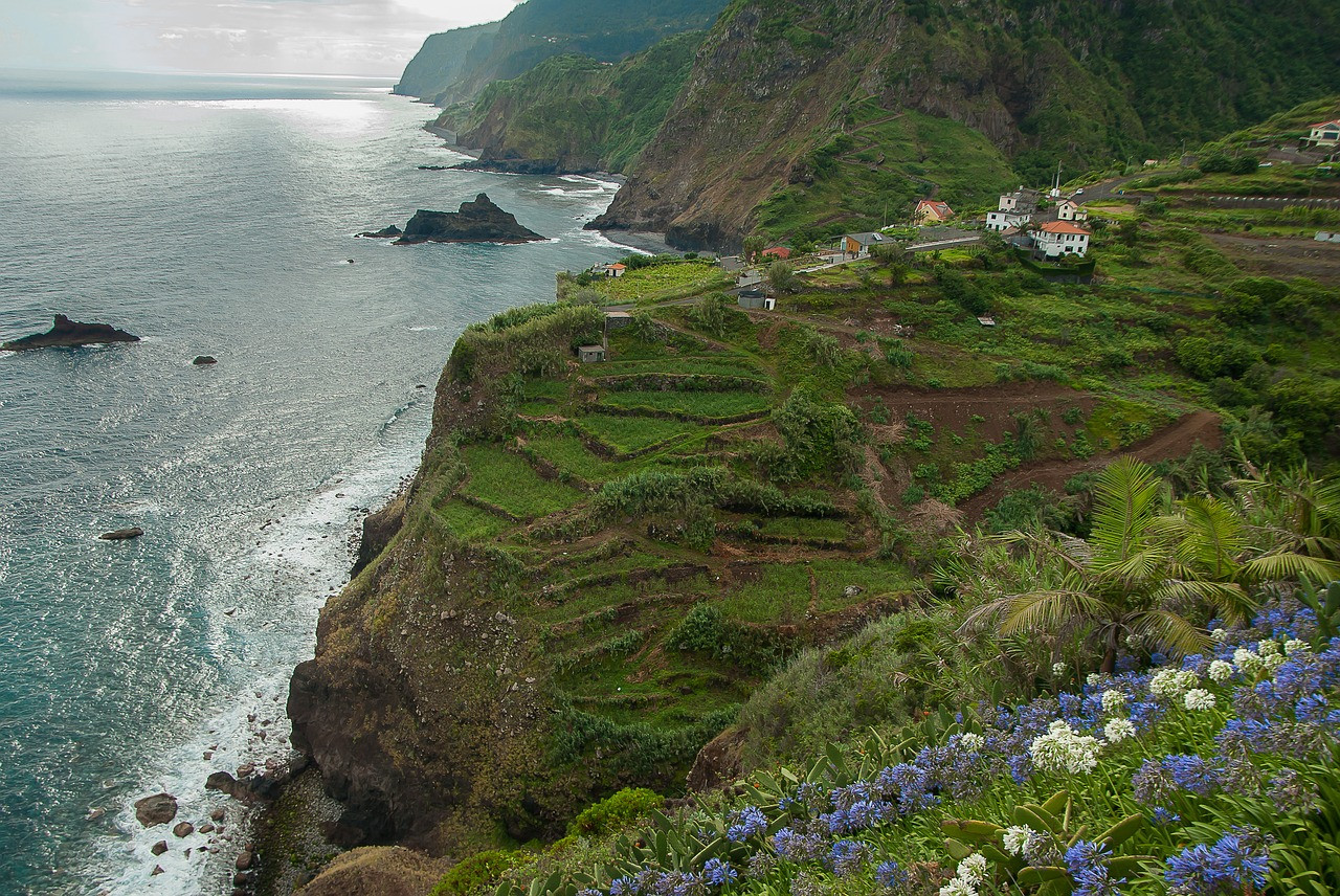 Tento hornatý raj pri atlantickom pobreží Afriky, je miestom, kde si užijete teplo počas celého roka.  Je ideálnym pre turistov, ktorí radi skúmajú  a zdolávajú nie príliš prívetivé terény, ale aj pre potápačov, ktorí si radšej užijú vodu ako súš.
Hlavným mestom súostrovia je Funchal a nachádza sa na juhovýchode najväčšieho ostrova Madeira. Vianočne osvetlené ulice hýria sviatočnými akciami počas celého mesiaca. 23. decembra sa tu koná tzv. Market Night, kde majú možnosť kúpiť na poslednú chvíľu darčeky aj tí, čo to dovtedy nestihli. Všetko nakoniec vyvrcholí slávnostnou hudobnou oslavou.