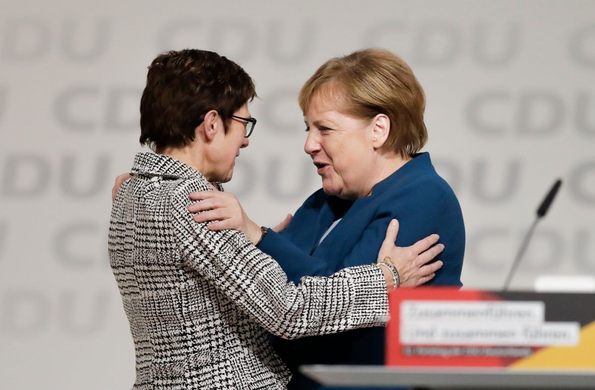 Annegret Krampová-Karrenbauerová a Angela Merkelová