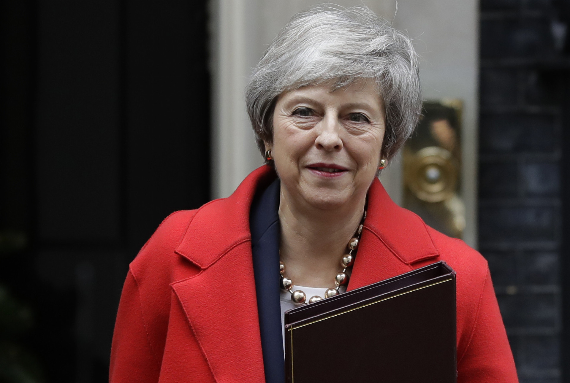 Mayová sa stala premiérkou vo Veľkej Británii v roku 2016. Posledné dva roky strávila vyjednávaním brexitu. Európski lídri v novembri schválili jej plán, ktorý otvára dvere na vystúpenie Veľkej Británie z Európskej únie.