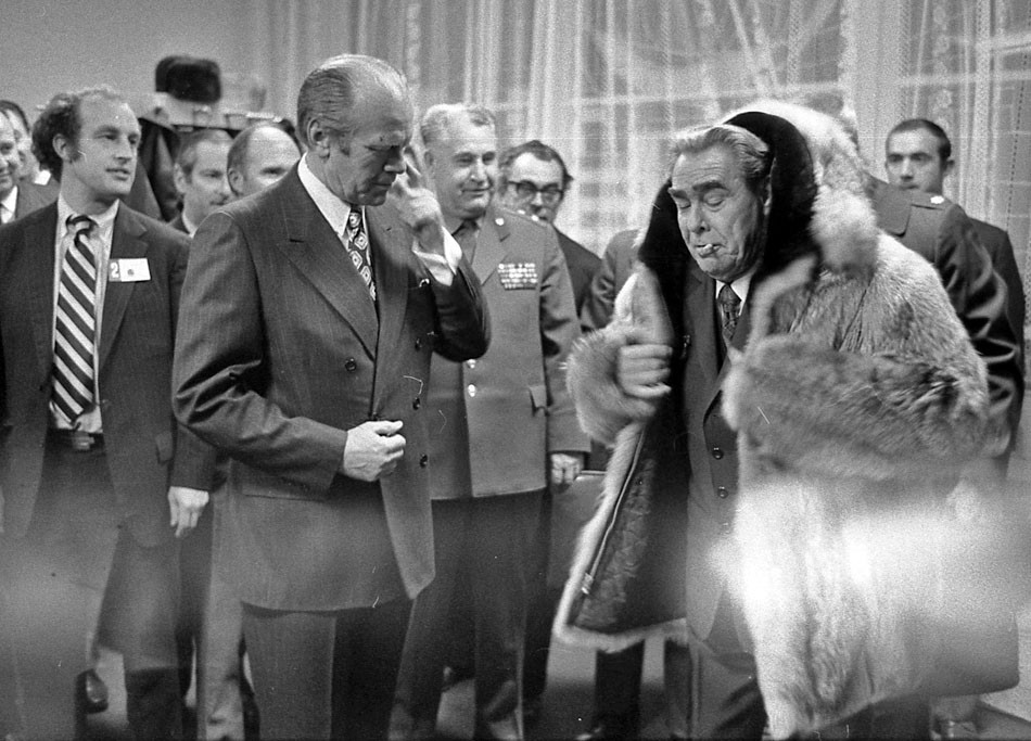 Keď sa v novembri 1974 vo Vladivostoku stretol Brežnev s Gerladom Fordom, zapáčil sa mu jeho kožuch z vlčej kožušiny. Americký prezident mu ho napokon daroval.