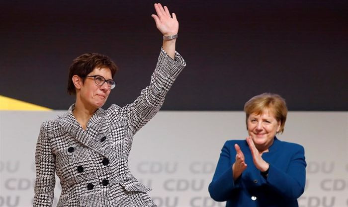 Novú šéfku CDU Annegret Kramp-Karrenbauerovú čaká ťažká úloha zjednotiť rozdelenú stranu.