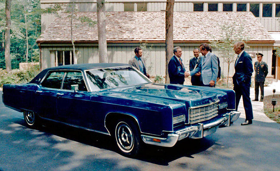 Richard Nixon daroval Leonidovi Brežnevovi počas ich stretnutia v Camp Davide v roku 1973 automobil Lincoln Continental.
